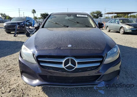 2017 Mercedes-Benz C 300 4Matic z USA, uszkodzony, nr VIN 55SWF4KB1HU227465